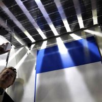 Vordach mit teiltransparenten Solarzellen. 